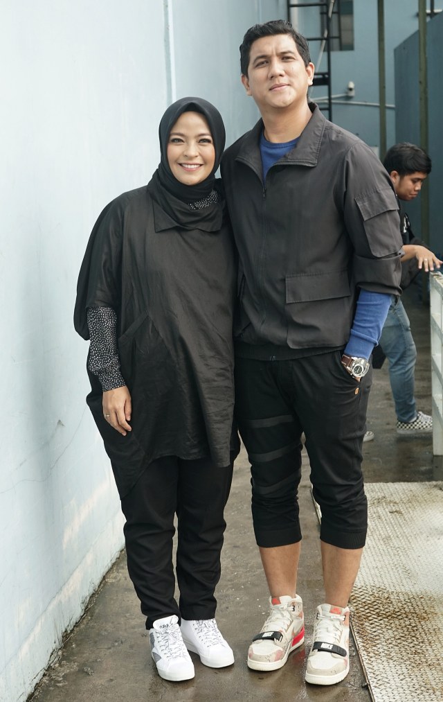 Tantri Kotak bersama suami Arda saat ditemui di kawasan Tendean, Jakarta, Selasa, (7/1/2020).
 Foto: Dok. Ronny