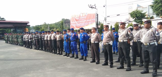 Personel TNI-Polri serta stakeholder lainnya tanggap bencana alam di Kota Sorong, foto : Ana