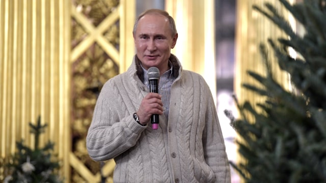 Presiden Rusia Vladimir Putin mengikuti kebaktian malam Natal Ortodoks di Katedral Kristus Juru Selamat di Moskow, Rusia, Senin (6/1). Foto: REUTERS/Evgenia Novozhenina