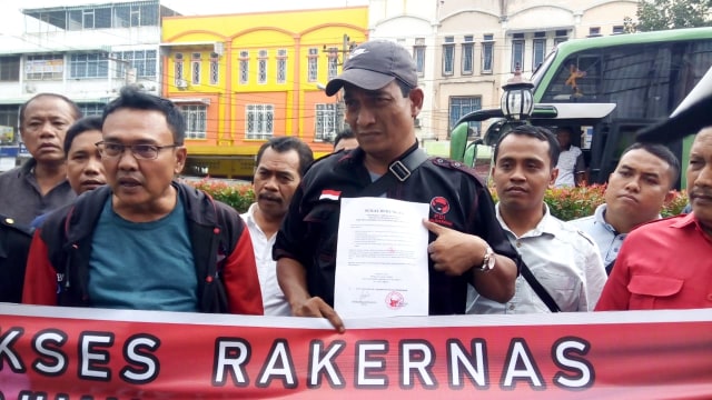 Perwakilan 21 PAC PDIP usai menyampaikan deklarasi dukungan kepada Akyar Nasution, di Jalan Krakatau, Kota Medan, Selasa (7/1). Foto: Rahmat Utomo/kumparan