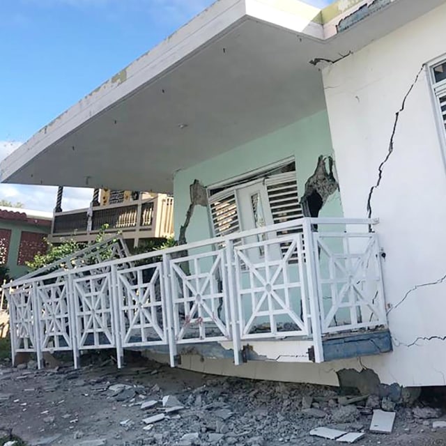 Sebuah rumah runtuh usai diguncang gempa bumi di Guanica, Puerto Rico, Senin (6/1/2020). Foto: REUTERS/Ricardo Ortiz