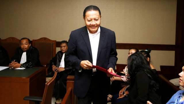 Sambil Menangis, Eks Anggota DPR Dhamantra Bantah Terima Suap Rp 2 M (73519)