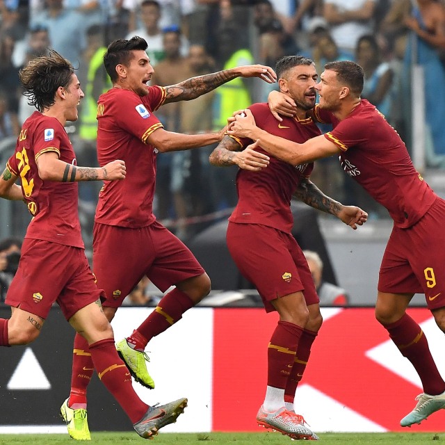 Selebrasi gol ara pemain Roma. Foto: Tiziana FABI / AFP