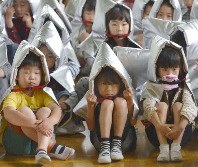 Anak-anak TK di Jepang bersiap menghadapi bencana gempa bumi. Foto : Pinteres