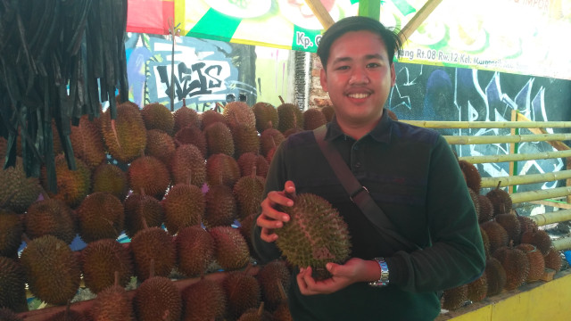 Eza Yayang, penjual durian asal Palembang, Sumatera Selatan yang membuka lapaknya di Jalan Godean Sleman. Foto : Widi Erha