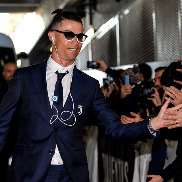 Cristiano Ronaldo menggunakan iPod Shuffle di Turin, Italia, Senin (6/1). Foto: Daniele Badolato/Juventus FC via Getty Images