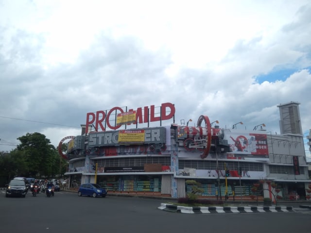 Reklame iklan rokok yang terpampang di kawasan bangunan cagar budaya atau heritage Toko Avia, Kota Malang. (Foto: Khusnul Hasana/Tugumalang.id)
