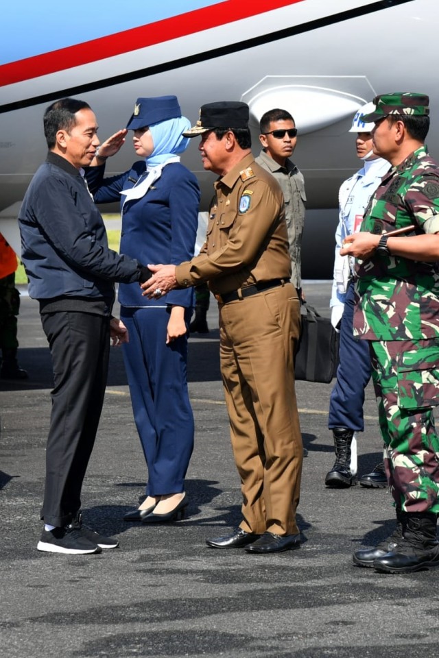 Presiden Joko Widodo tiba di Pangkalan TNI AU Raden Sadjad, Kabupaten Natuna, Riau, Rabu (8/1). Foto: Laily Rachev/Biro Pers Sekretariat Presiden