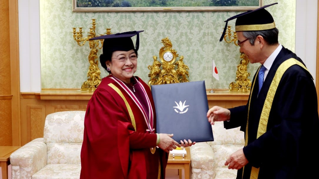Mantan Presiden Indonesia, Megawati Soekarnoputri (kiri), terima Doktor Honoris Causa di Jepang. Foto: Dok. PDIP