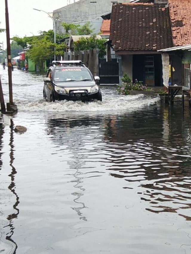 Jalan Gebang Anom, Genuk, Kota Semarang tergenang air setinggi betis orang dewasa akibat hujan semalaman. Foto: Afiati Tsalitsati/kumparan 