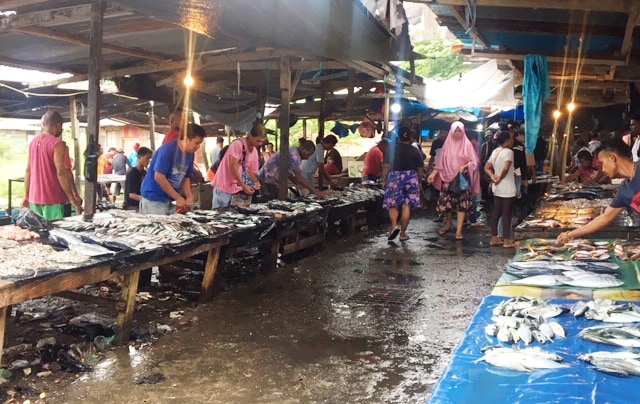 Pasar ikan tradisional Aroro Iroro, Kota Serui, Kabupaten Kepulauan Yapen, Papua. (Foto Agies)