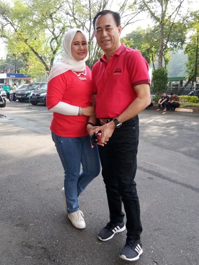 Zuraida Hanum bersama suami, Jamaluddin.  Foto: Facebook / @Zuraida Hanum 