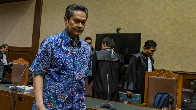 Andra Y Agussalam berjalan usai menjalani sidang pembacaan dakwaan di Pengadilan Tipikor, Jakarta, Rabu (8/1). Foto: ANTARA FOTO/Muhammad Adimaja