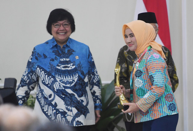 Direktur Utama Pertamina Nicke Widyawati disaksikan Menteri LHK Siti Nurbaya berjalan usai menerima Penghargaan PROPER Emas 2019 (8/1). Foto: ANTARA FOTO/Akbar Nugroho Gumay
