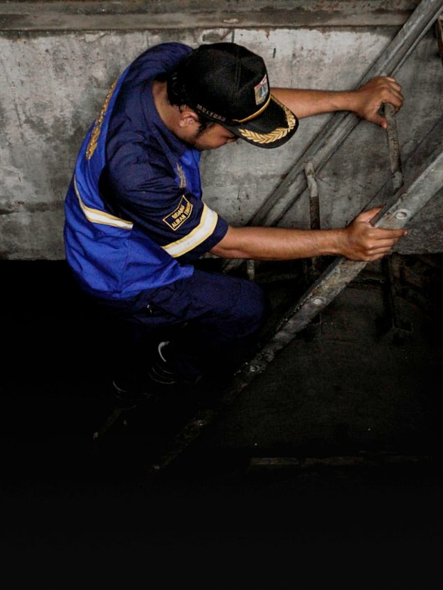 Petugas Dinas Sumber Daya Air memeriksa pompa air di rumah pompa Ancol, Jakarta Utara, Rabu (8/1/2020). Foto: Jamal Ramadhan/kumparan