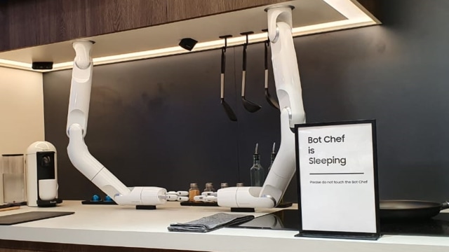 Robot koki Bot Chef yang bisa masak dari Samsung. Foto: Muhammad Fikrie/kumparan