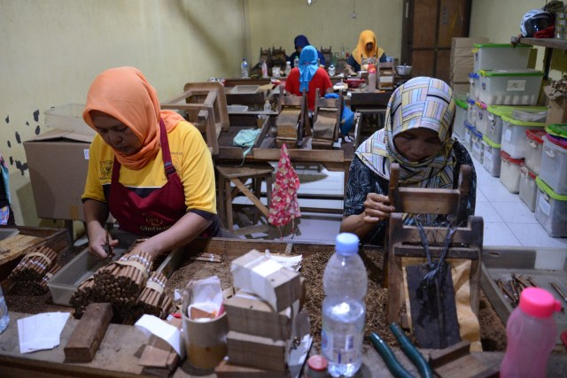 Pekerja perempuan membuat rokok di industri rokok rumahan di Desa Plandi, Kabupaten Jombang, Jawa Timur, Rabu (8/1). Foto: ANTARA FOTO/Syaiful Arif