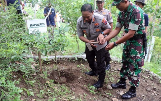 Polri Tanam Pohon Serentak Nasional untuk Antisipasi Bencana