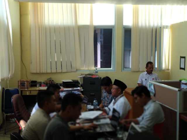 Aktivis Pusaka, Sudarto, saat menjalani pemeriksaan di ruangan Cyber Ditreskrimsus Polda Sumatera Barat. Foto: Irwanda/langkan.id
