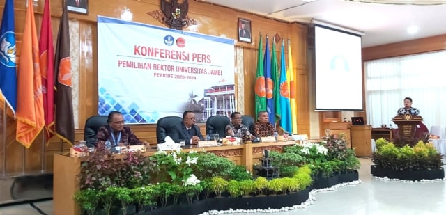 Konfrensi Pers Pemilihan Rektor Universitas Jambi periode 2020-2024. Foto: Bahara Jati