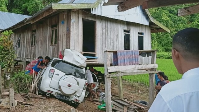 Sebuah mobil Toyota Rush dengan nomor polisi DP 111 AR menabrak sebuah rumah warga di jalan trans Sulawesi, Dusun Patabakoan, Desa Konkomos, Kecamatan Basidondo, Kabupaten Tolitoli, Sulawesi Tengah, pada Rabu (8/1). Foto: Istimewa