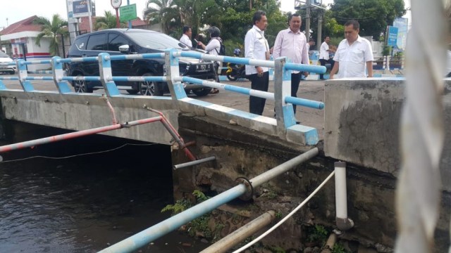 Cara Pemkot Probolinggo Bersihkan Sampah Bekas Luapan Air Sungai