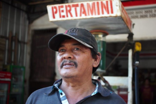 Yudi, rekan Syaiful, korban kecelakaan tunggal yang jasadnya ditemukan di gorong-gorong depan Kantor Kejari Bandar Lampung, Rabu, (8/1) | Foto : Sidik Aryono/Lampung Geh