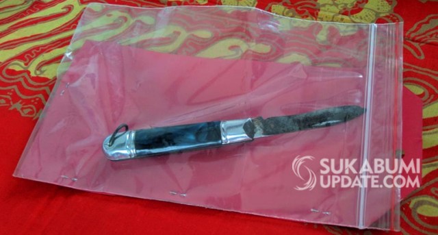Sebilah pisau lipat yang digunakan tersangka DN untuk menusuk Taufik Hidayat hingga tewas pada Minggu (5/1/2020) lalu di Jalan Raya Cibolang, Cisaat, Kabupaten Sukabumi. | Sumber Foto:Oksa BC