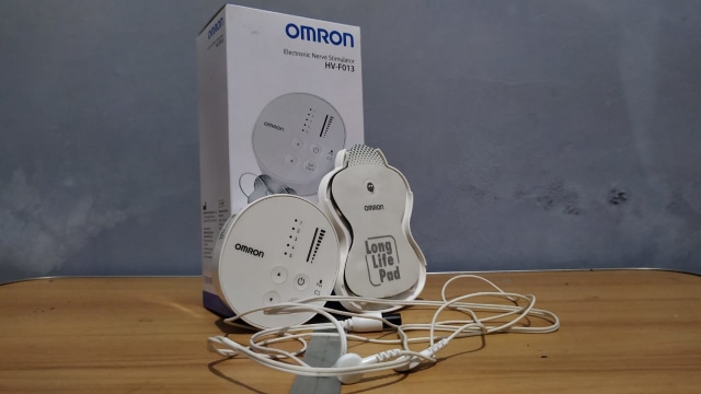 OMRON TENS HV-F013. Foto: kumparan/Habib Allbi Ferdian