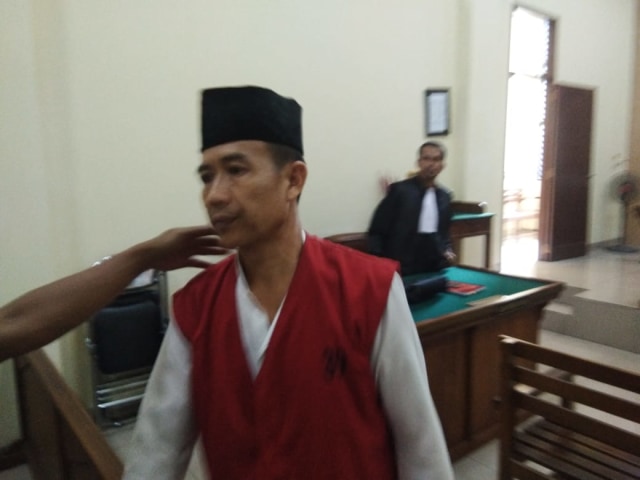 Terdakwa Ruslan Efendi usai diputus 1 tahun dan 8 bulan penjara oleh Majelis Hakim di Pengadilan Negeri Tanjungkarang Kelas IA Bandar Lampung, Rabu (8/1) | Foto: Obbie Fernando/Lampung Geh