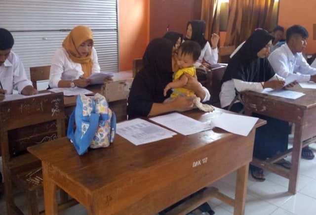 Suasana ujian Paket C dari peserta PKBM Dwija Kabupaten Tulungagung.