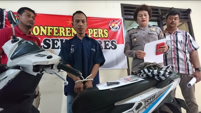 Mulyono, pelaku pencuri kayu dan barang bukti berupa motor Honda Beat. (Agung Santoso)