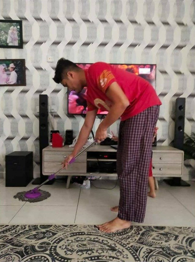 Mohd Effendi, seorang pria di Malaysia menceritakan pengalamannya 70 hari menggantikan peran sang istri sebagai ibu rumah tangga. (Foto: Facebook Mohd Effendi)