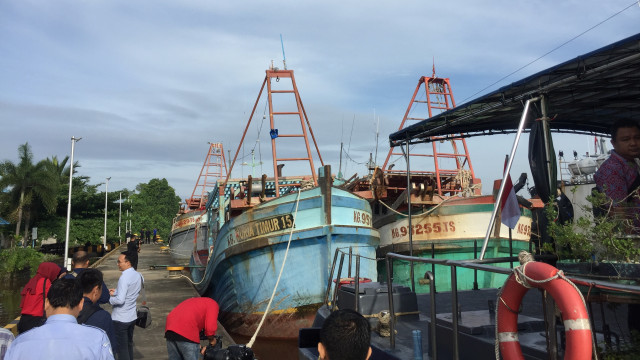 Kapal berbendera Vietnam yang ditangkap Indonesia karena mencuri ikan di Laut Natuna Utara, Kepulauan Riau. Foto: Ema Fitriyani/kumparan