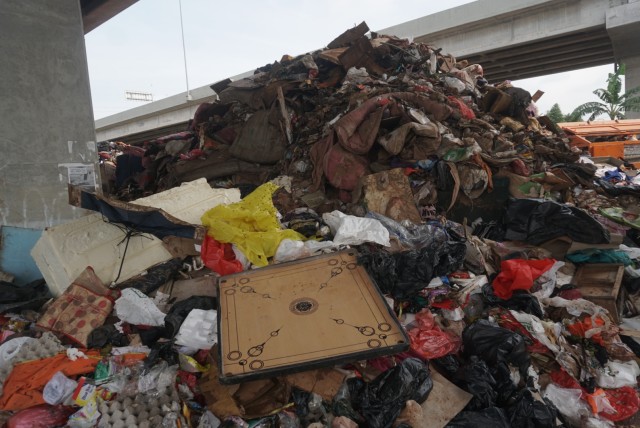 Sampah Sisa Banjir Menggunung di Cipinang Melayu