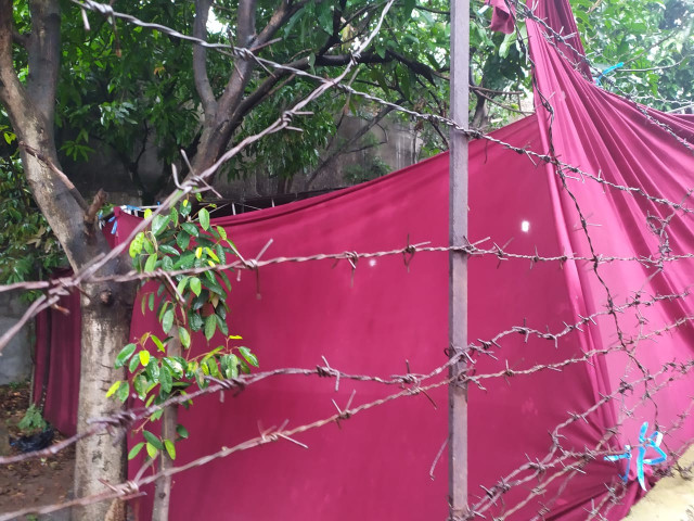 Polisi membongkar makam Lina, mantan istri Sule, di Jalan Sekelimus Utara 1, Kelurahan Batununggal, Kota Bandung, Kamis (9/1). Foto: Rachmadi Rasyad/kumparan