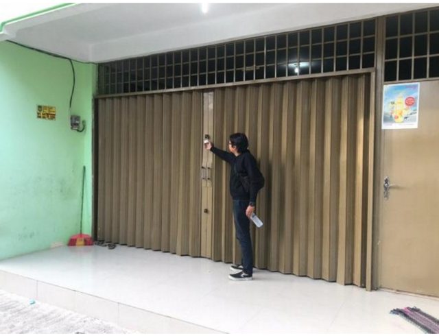 Ruko tempat keluarga Havis dan Martini tinggal kini juga sudah ditinggalkan keluarga lainnya. (Foto: Yude/Batamnews)
