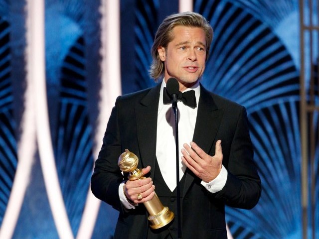 Brad Pitt mendapat penghargaan trophy Golden Globe Awards ke 77 di Beverly Hills, California, Amerika Serikat.  (Foto: Paul Drinkwater / NBCUniversal / via REUTERS)