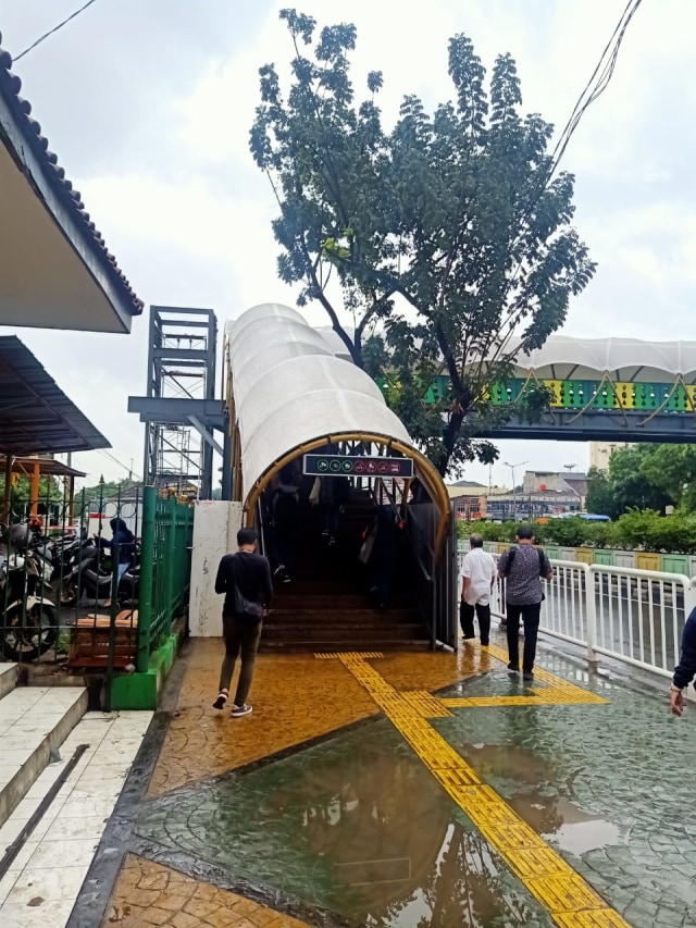 JPO di depan Stasiun Pasar Minggu. Foto: Wisnu Prasetiyo/kumparan