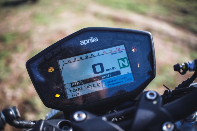 Mencoba Naked Bike Rp 560 Juta, Aprilia Shiver 900 (4419)