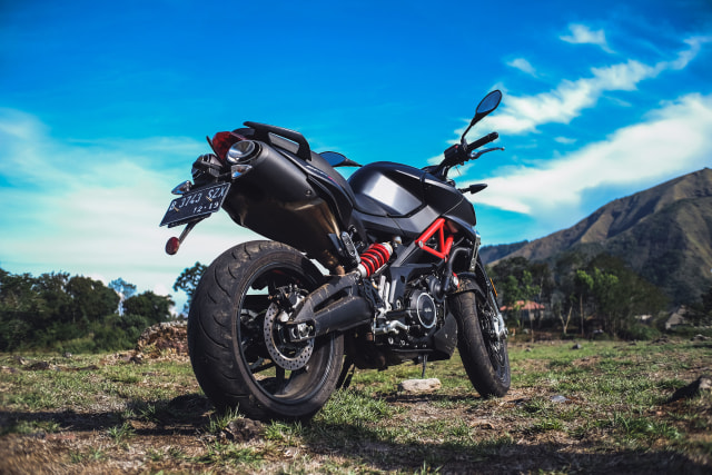 Mencoba Naked Bike Rp 560 Juta, Aprilia Shiver 900 (4414)