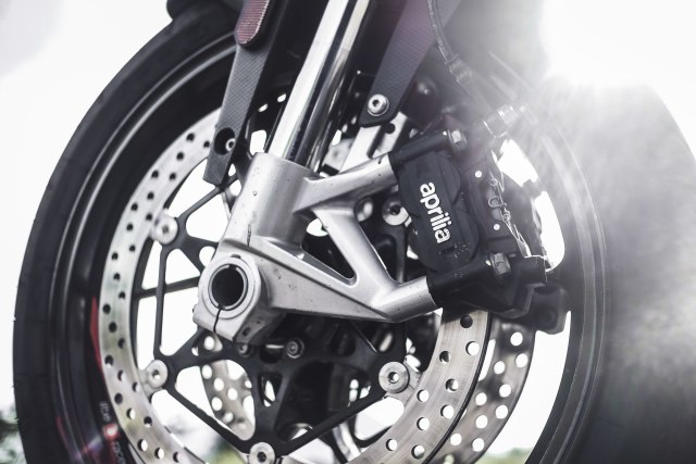 Mencoba Naked Bike Rp 560 Juta, Aprilia Shiver 900 (4420)