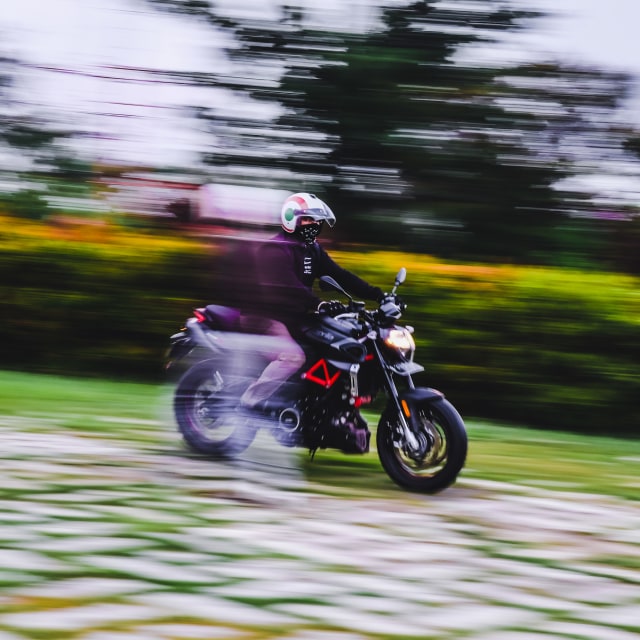 Mencoba Naked Bike Rp 560 Juta, Aprilia Shiver 900 (4407)