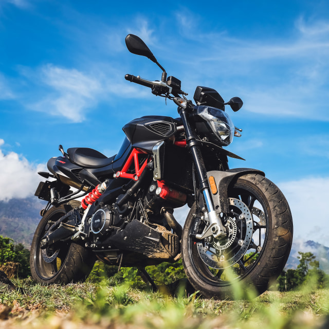 Mencoba Naked Bike Rp 560 Juta, Aprilia Shiver 900 (4412)