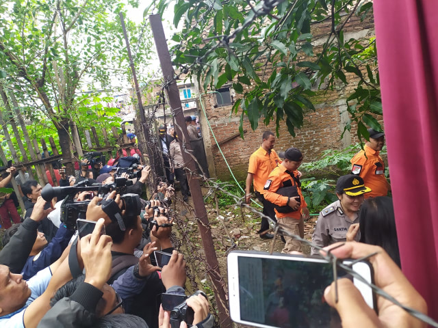 Anak-anak dari pernikahan Lina dan Sule, ikut menghadiri proses pembongkaran makam Lina, Kamis (9/1) di Jalan Sekelimus Utara 1, Kelurahan Batununggal, Bandung. Foto: Rachmadi Rasyad/kumparan