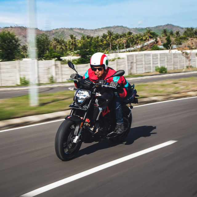Mencoba Naked Bike Rp 560 Juta, Aprilia Shiver 900 (4406)