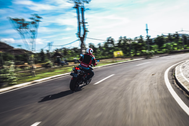 Mencoba Naked Bike Rp 560 Juta, Aprilia Shiver 900 (4408)