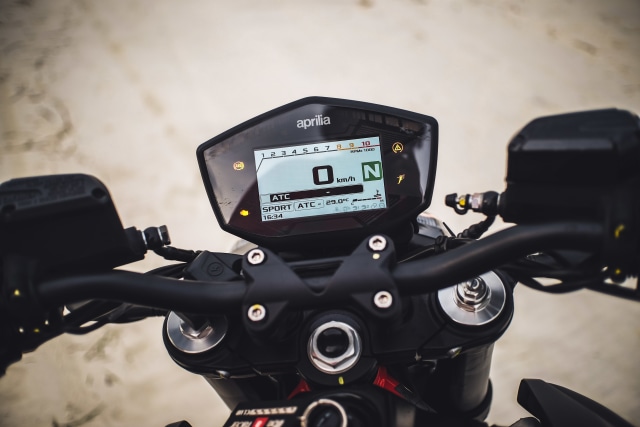 Mencoba Naked Bike Rp 560 Juta, Aprilia Shiver 900 (4410)