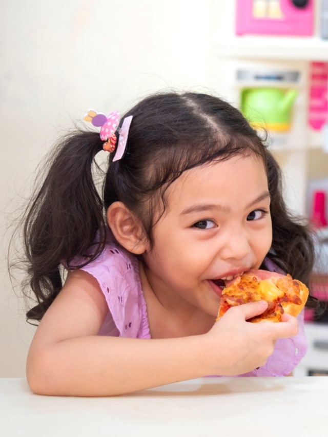 Ilustrasi anak makan camilan Foto: Shutterstock