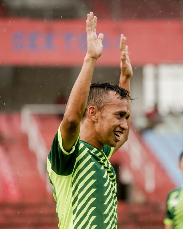 Pemain Persebaya, Irfan Jaya, dalam sebuah sesi latihan. Foto: Dok. Media Persebaya